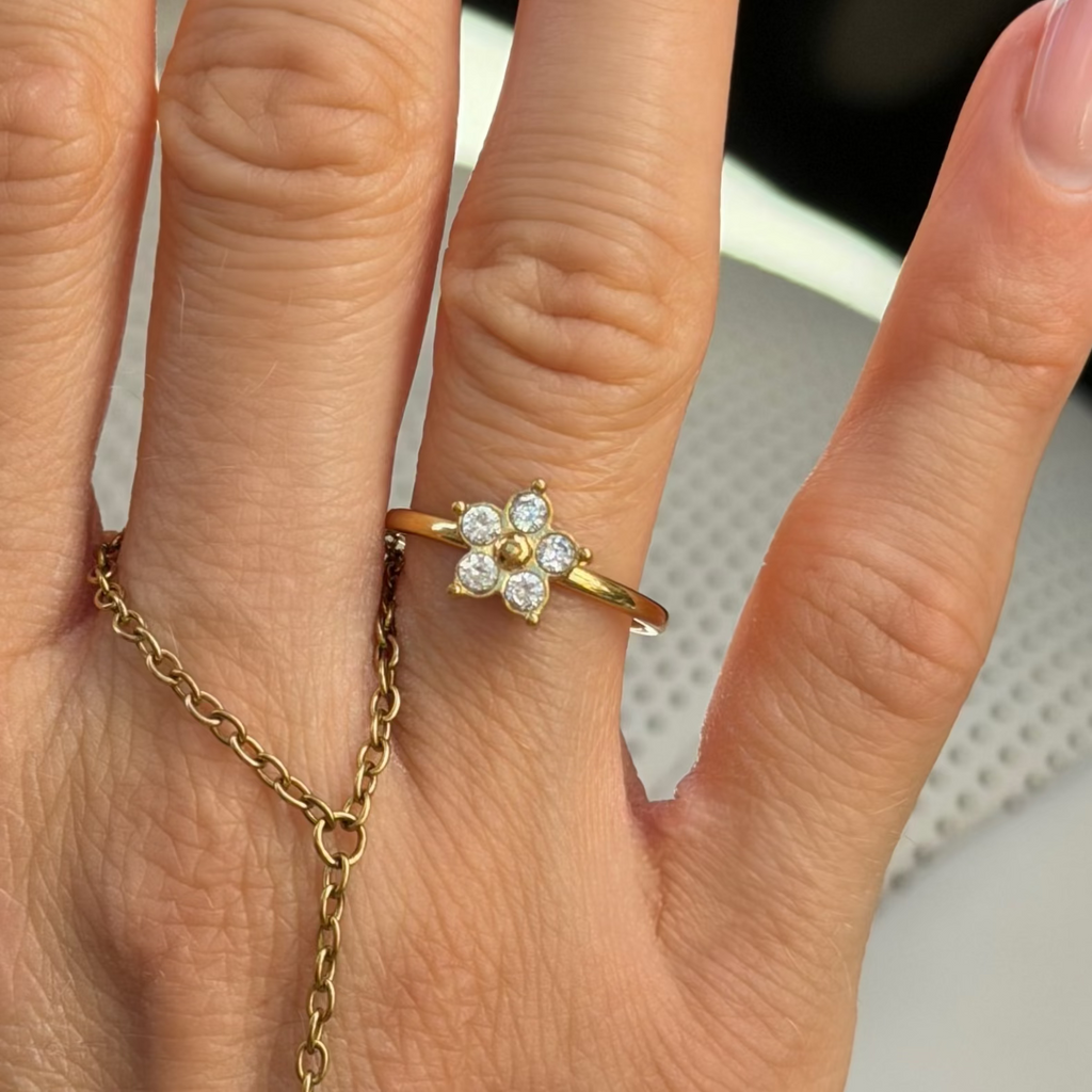 Daisy Kiss Ring