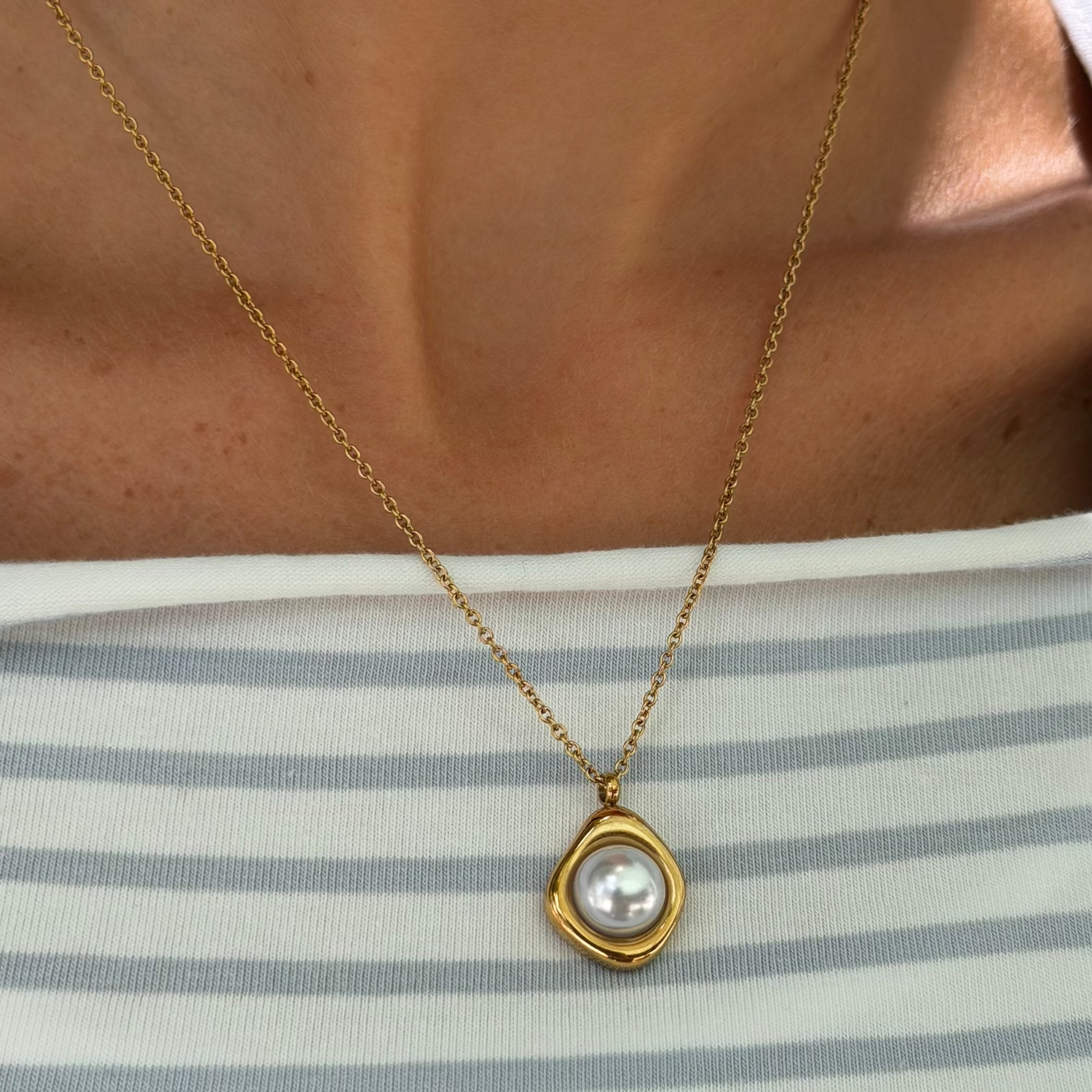 Pretty Pearl Aura Necklace