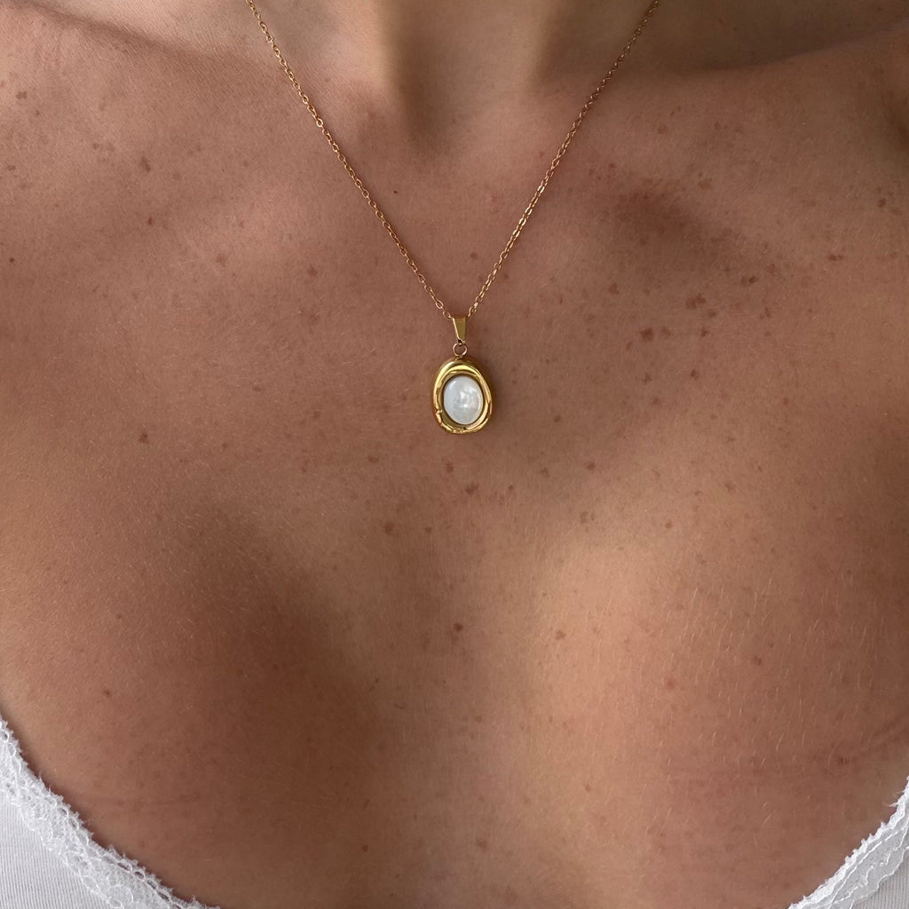 Pretty Aura Necklace